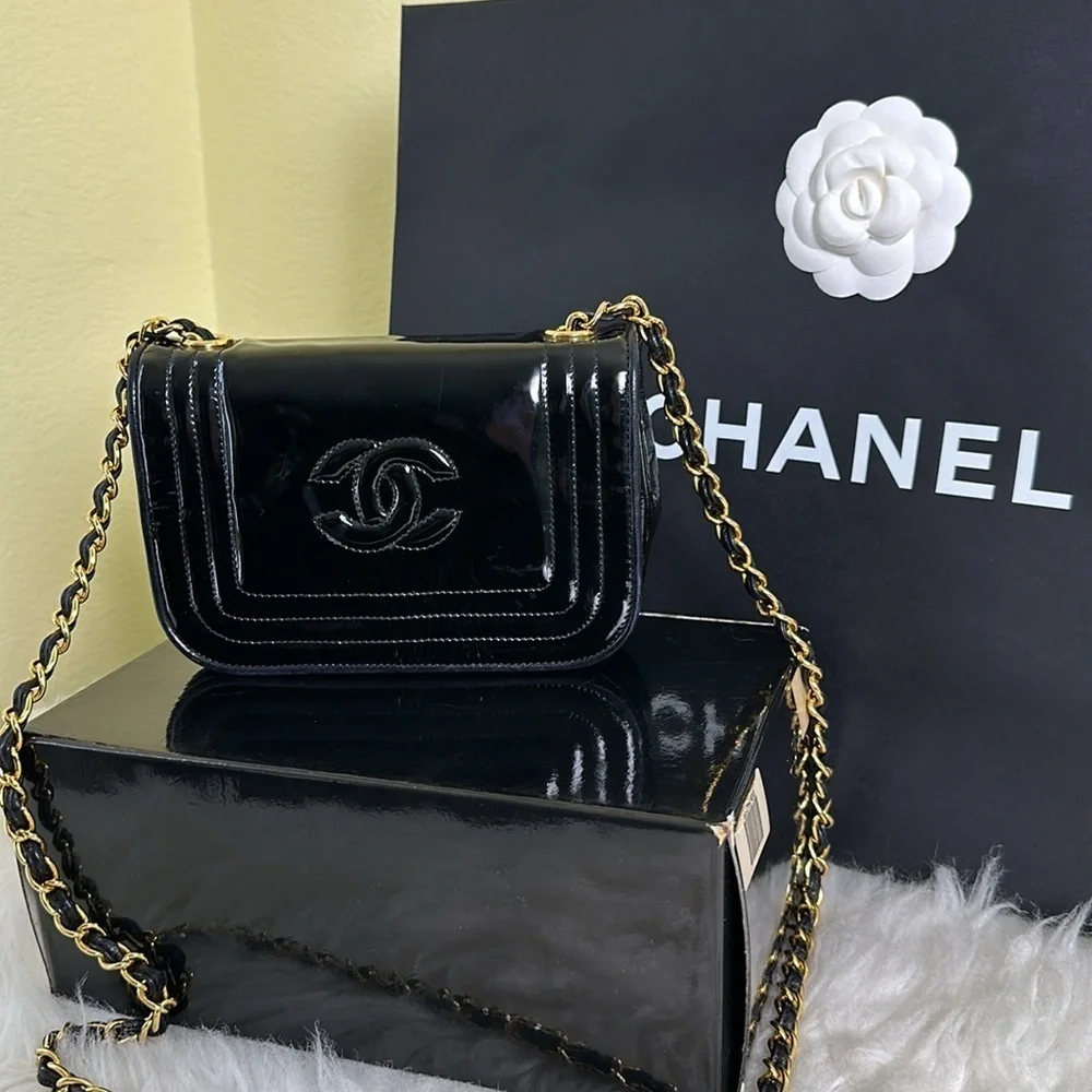 💯Authentic Chanel Black Patent Leather Chain Mini Bag🍀
